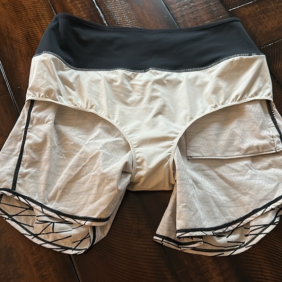 Oiselle High Rise Roga - Size 8, color is cream and Black - Picture 6 of 7